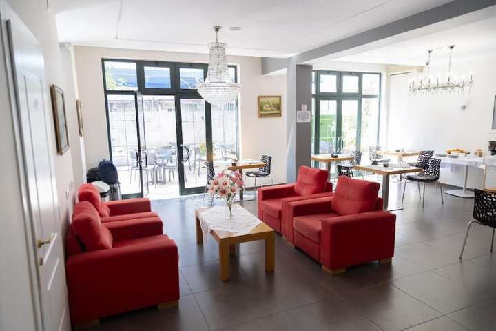 Lounge 84 of 97