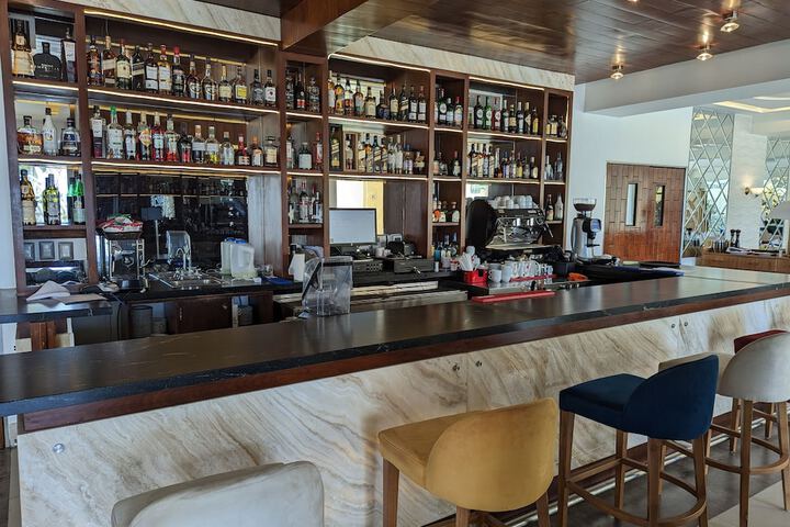Lobby lounge