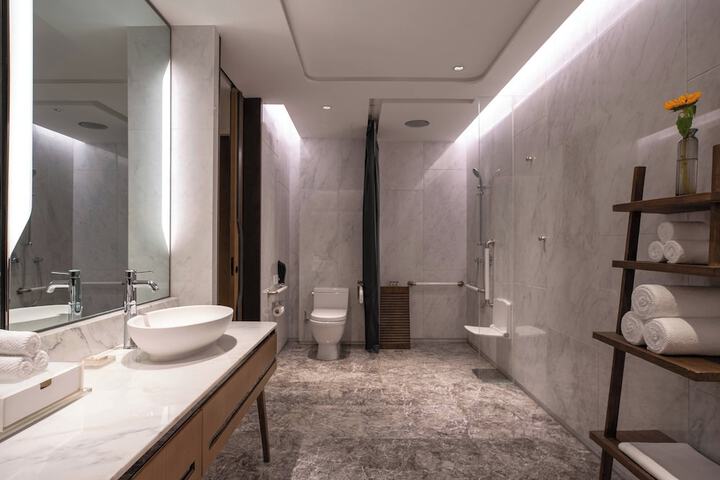 Room 42 of 118