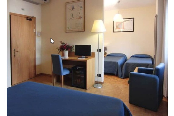 Room 10 of 34
