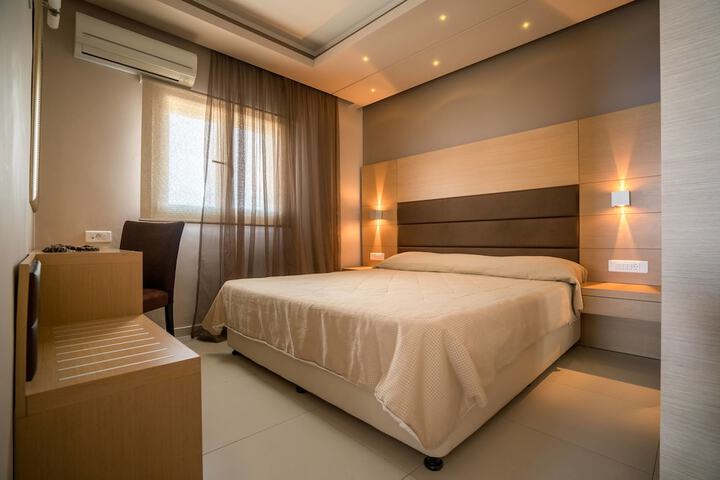 Room 4 of 93
