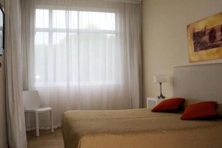 Room 6 of 28