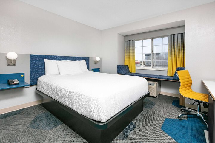1 Queen Bed Accessible Room (3 of 7)
