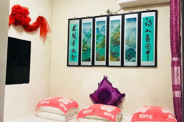 Room 10 of 18