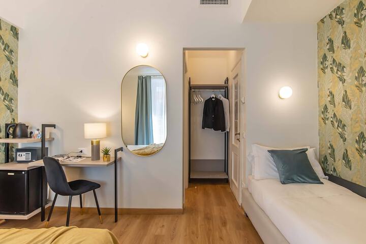Room 17 of 102