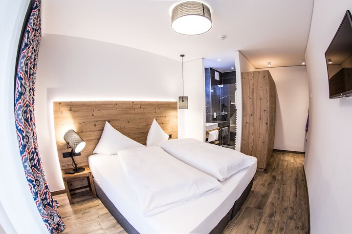 Room 14 of 115