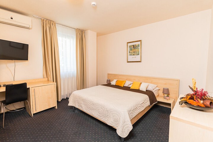Room 32 of 60