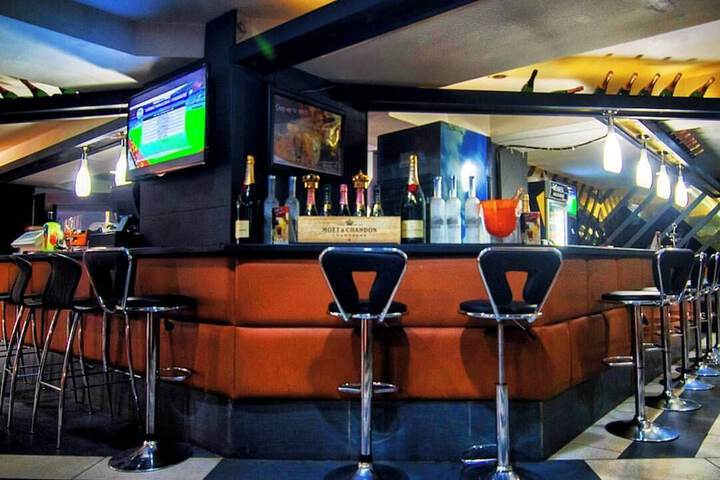 Lounge 12 of 48