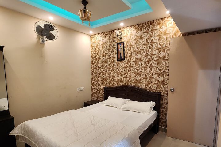 Room 5 of 18