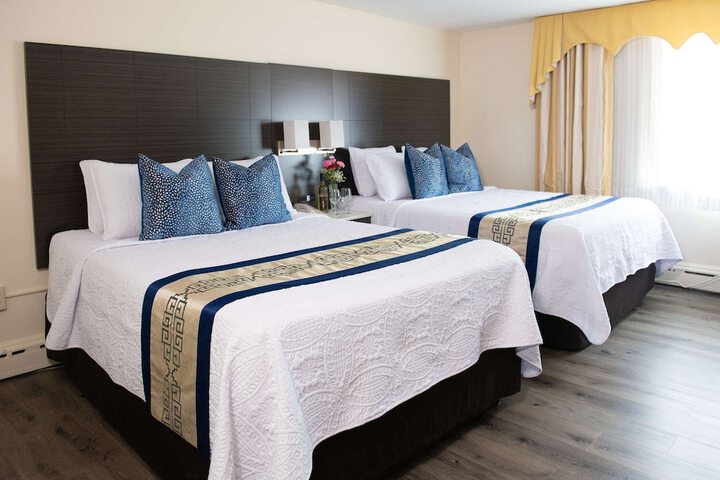 1 Queen Bed (2 of 8)