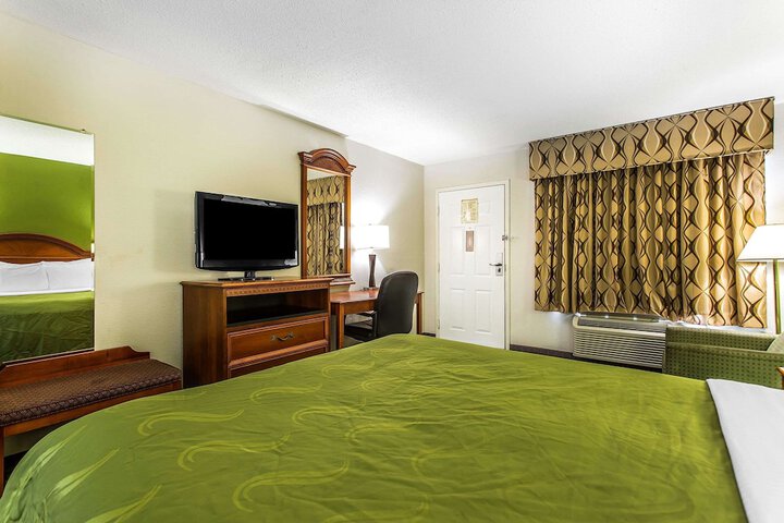 1 Queen Bed (10 of 17)