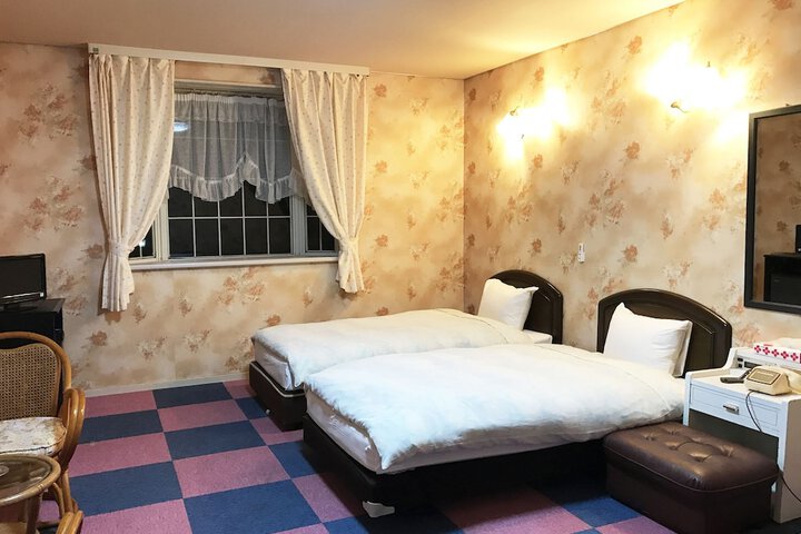 Room 5 of 33