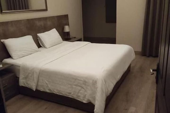 Room 17 of 27