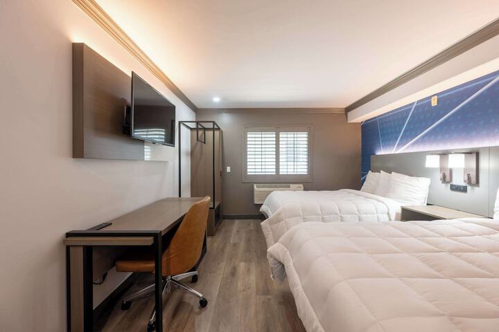 2 Double Beds (6 of 8)