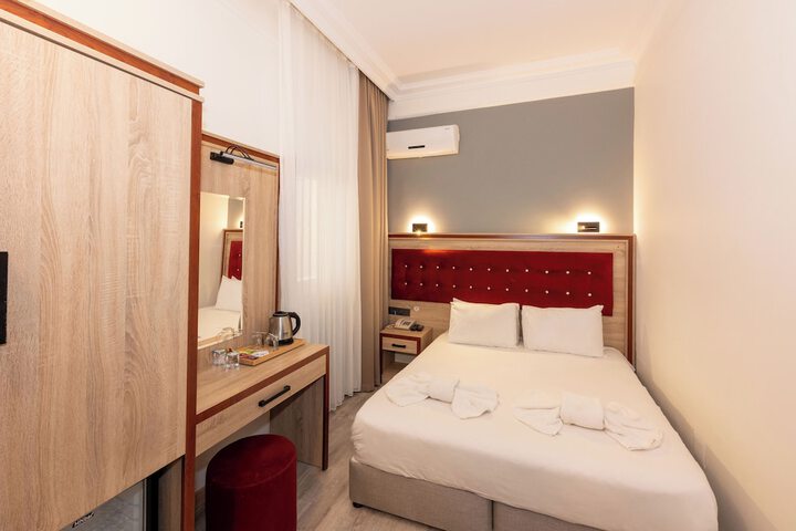 Room 25 of 76