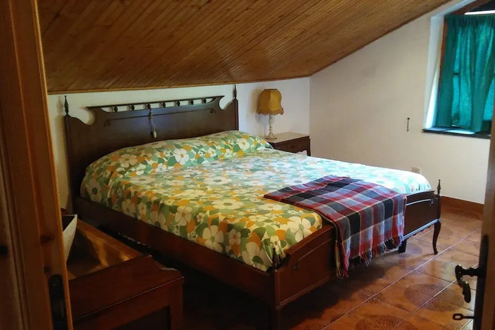 Room 5 of 12
