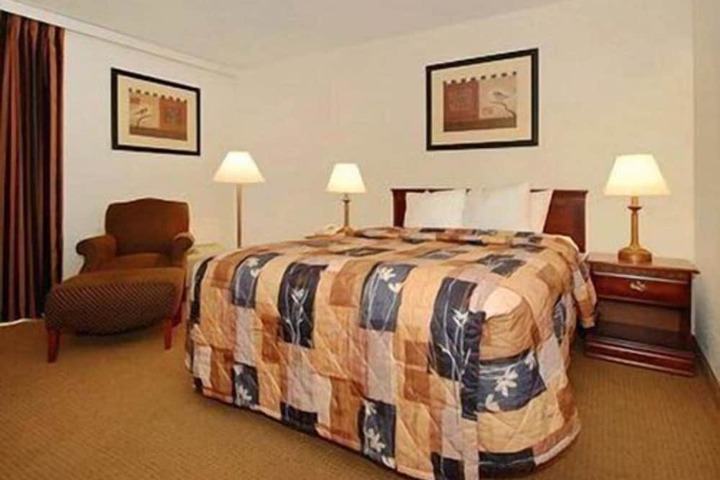 1 Queen Bed (7 of 17)