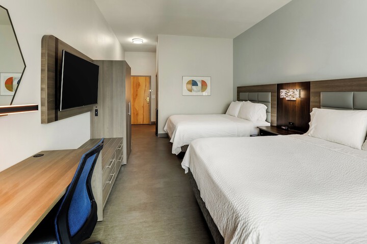 2 Queen Beds (6 of 12)