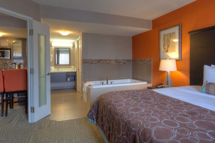 1 Queen Studio Suite Full Kitchen Single Sofa Bed (1 of 28)