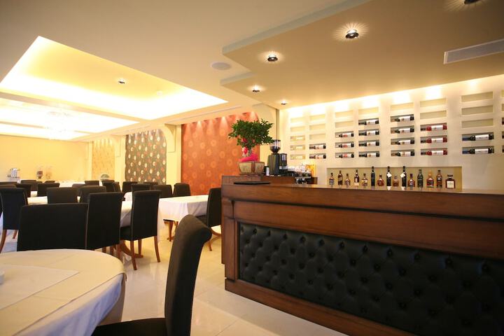 Dining 19 of 23