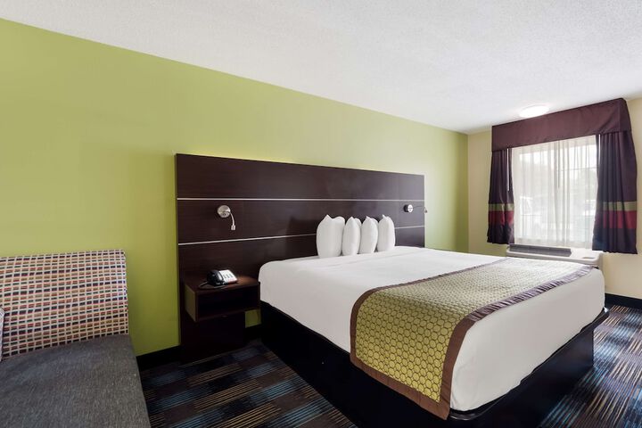 1 King Bed (16 of 18)