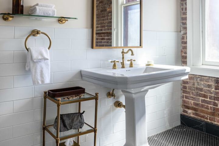 1 Queen Bed (14 of 19)