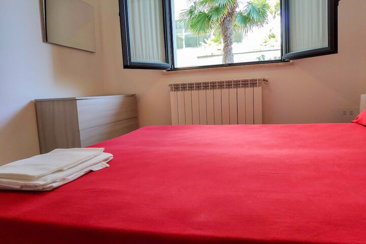 Room 6 of 208