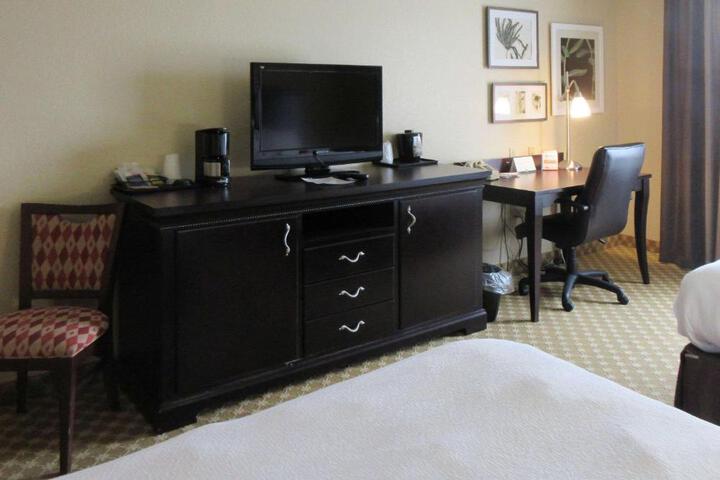 2 Queen Beds (9 of 10)