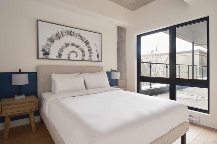 209 2nd Floor Studio Murphy Queen Bed with Balcony (31 of 95)