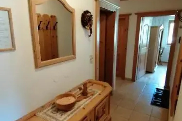 Room 4 of 8