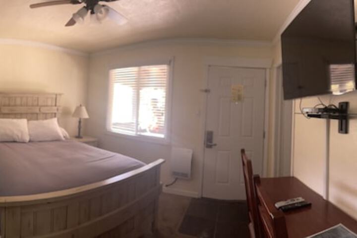 1 Queen Bed (9 of 47)