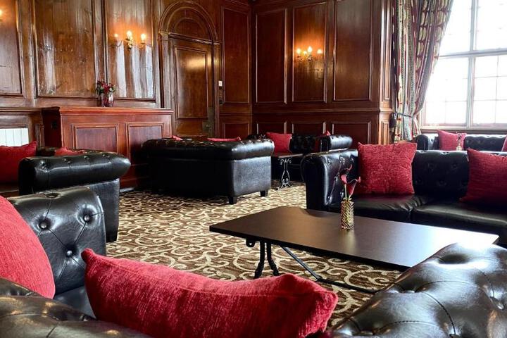 Lounge 10 of 23