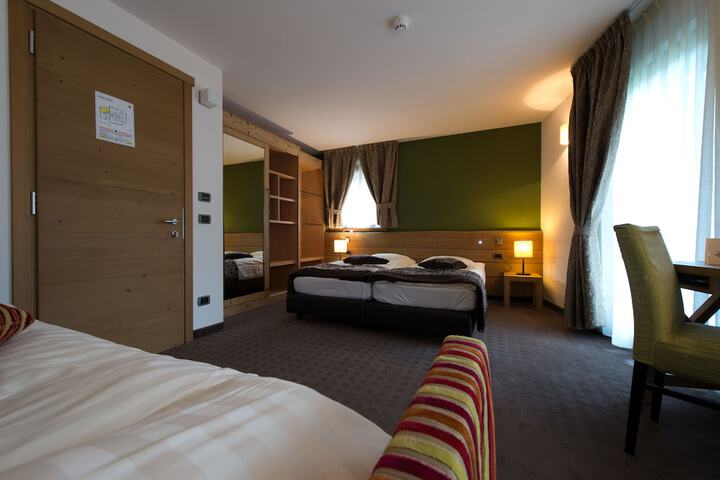 Room 10 of 75