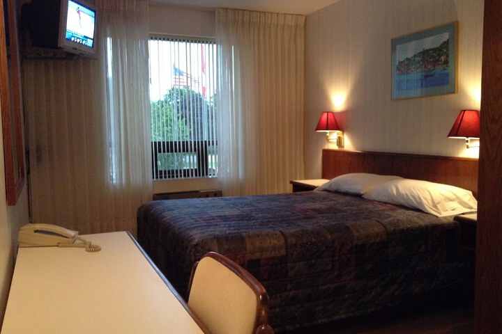 Room 5 of 34