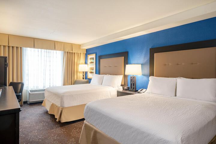 2 Queen Beds (9 of 10)