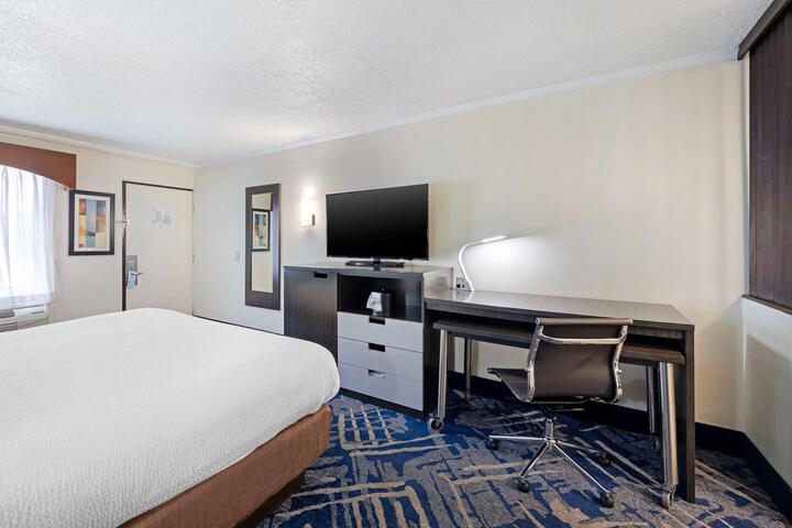 1 King Bed Work Desk Refrigerator WiFi Shower Only Full Breakfast (13 of 13)