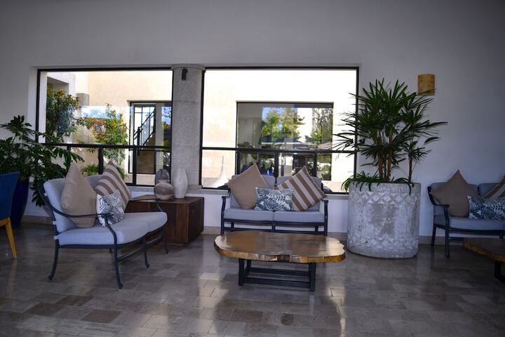 Lobby lounge