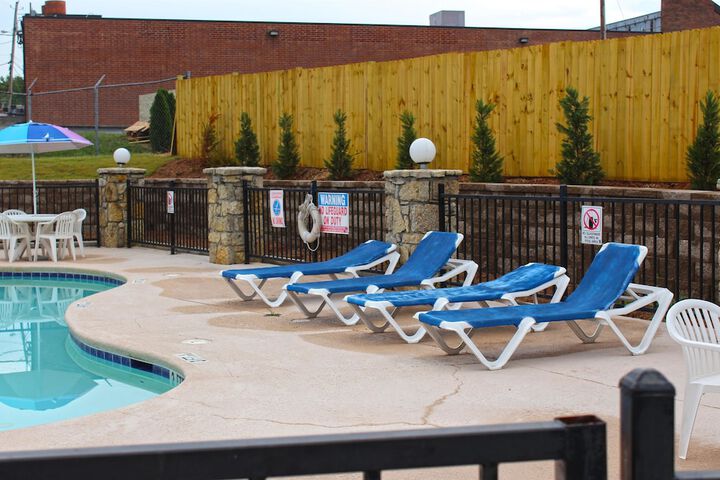Indoor/outdoor pool