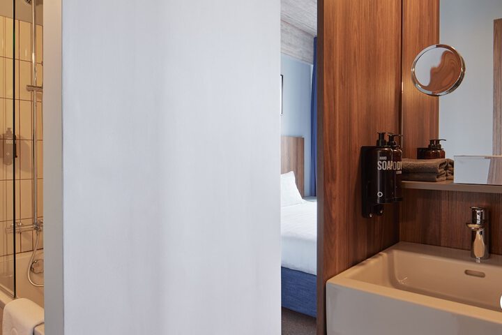 Room 25 of 53