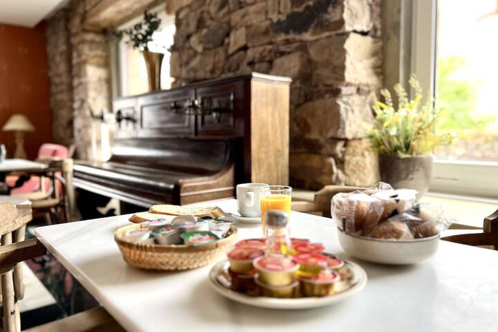 Breakfast/Coffee Service 26 of 37
