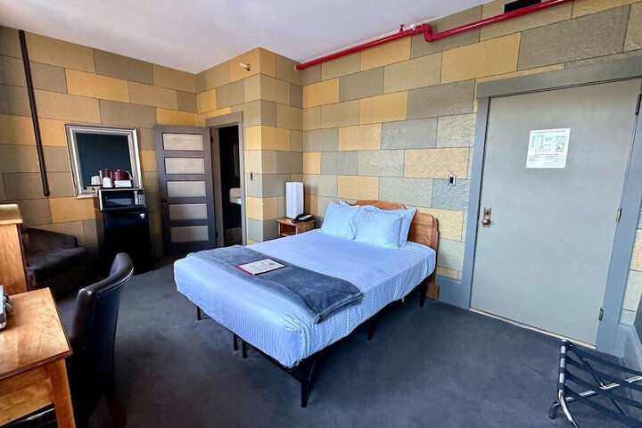 Interior Economy Queen Bed Pet Friendly (34 of 47)