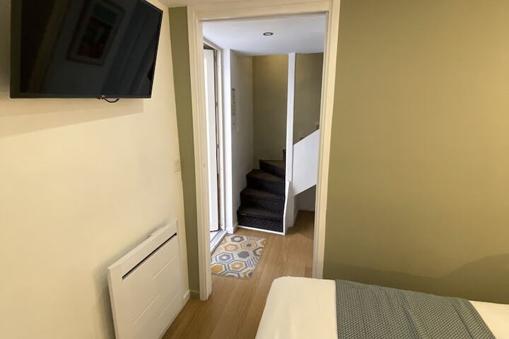 Room 33 of 76