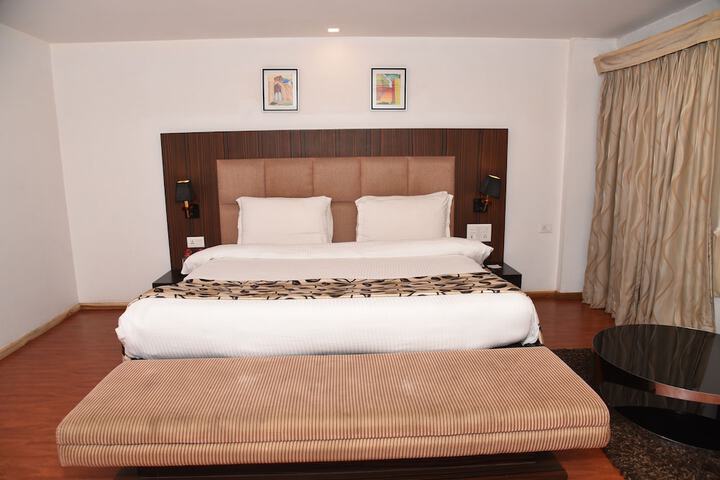 Room 17 of 33