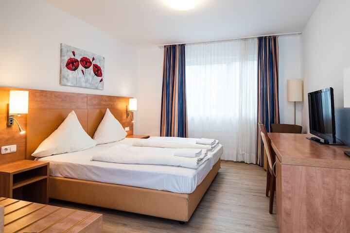 Room 4 of 9
