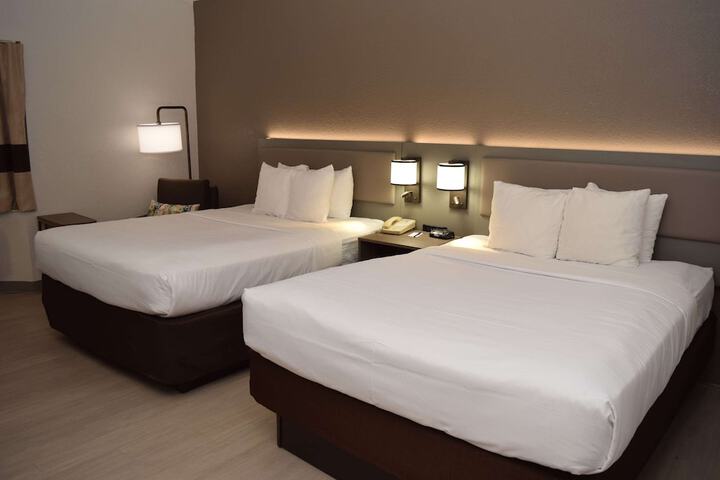 2 Queen Beds (10 of 15)