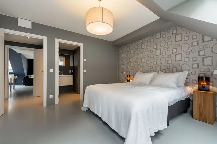 Room 2 of 10