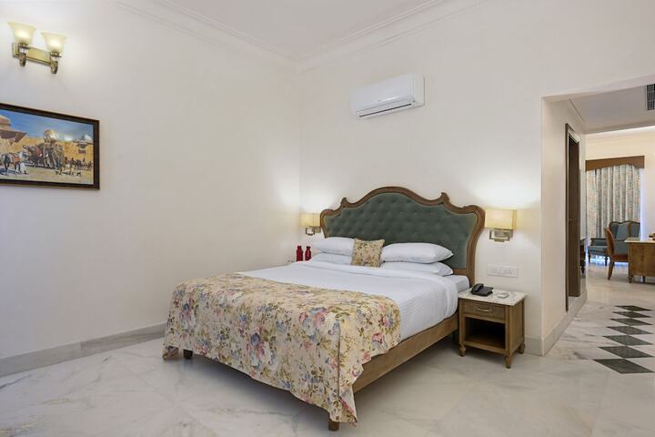 Room 15 of 33