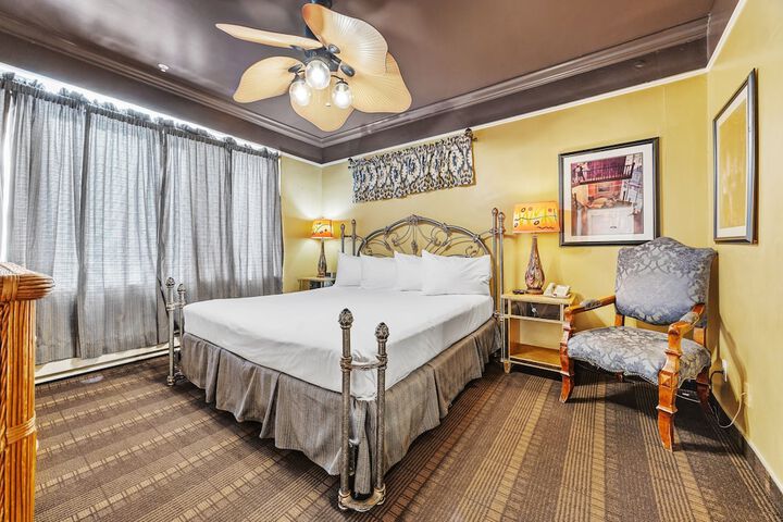 1 King Bed (2 of 17)