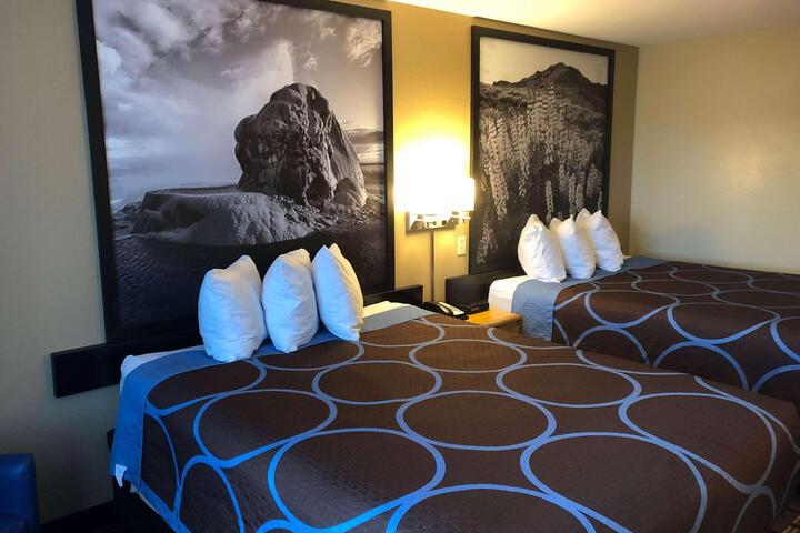 1 Queen Bed (6 of 19)