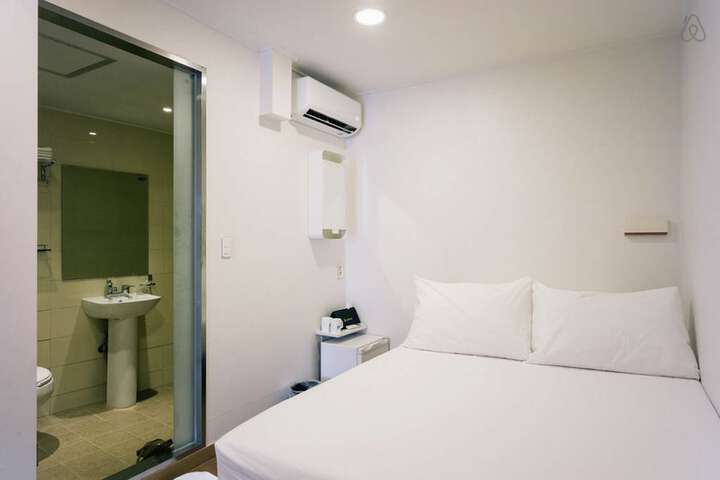 Room 17 of 43